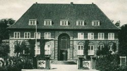 Weil Rendsburg genügend Platz bot, wurde es Heimat für den 1912 gegründeten "Schleswig-Holteinischen Elektrizitätsverband". Der Architekt Fritz Höger, berühmt vor allem durch das Chilehaus in Hamburg, baute 1919 bis 1920 das Verwaltungsgebäude. Heute beherbergt es das Elektro-Museum der Schleswag