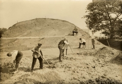 Archäologie 1934: Aufnahme eines Schnittes durch den Ringwall von Haithabu