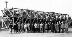 Die stolze Mannschaft präsentiert sich: Das gut verpackte Nydamboot 1947 vor dem Transport von der Schlei zur Schlossinsel