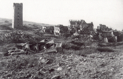 Das Oberland Helgolands nach dem "Big Bang". Deutlich ist der Flakturm zu erkennen, der als Leuchtturm wieder aufgebaut wurde