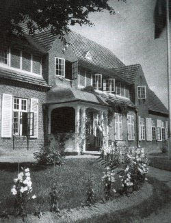Die Deutsche Volksschule für Mädchen in Tingleff. Die Schulen hatten eine zentrale Bedeutung für die deutsche Volksgruppe. Seit 1951 ist die ehemalige Volksschule die „Deutsche Nachschule“.