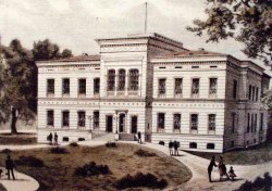 1876 entstand im Schloßgarten das neue Gebäude der Universität, das die Architekten Gropius und Schmieden planten. Schon 1902 mußte es erweitert werden.
