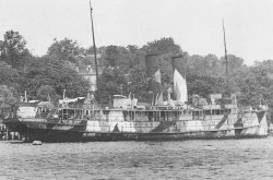 Herbst 1945 nimmt die CAU ihren Lehrbetrtieb wieder auf. Bis zu vier ehemalige Passagierschiffe liegen vor der "Seeburg" an der Förde und werden als Räume für Vorlesungen und Seminare genutzt.