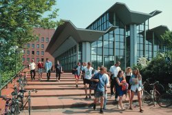 Studenten vor dem neuen Sportforum der Universität