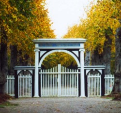 Der Eingang zum Friedhof