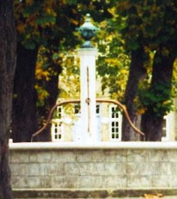 Der Brunnen auf dem Platz bei der Kirche ist heute das Symbol für Christiansfeld.