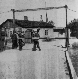 Lagereingang des "DP"-Lagers Jägerslust, ehemaliger Landkreis Rendsburg. Der deutschen Polizei war der Zugang in den ersten Jahren vollständig untersagt und später nur unter erheblichen Auflagen möglich.