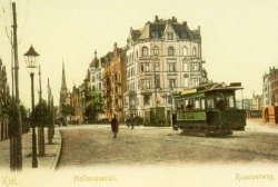 Die "Elektrische" wurde zum Symbol der neuen Zeit. Der Strom eroberte zuerst die Städte. Die Postkarte vom Beginn des 20. Jahrhunderts aus Kiel symbolisiert den Übergang: Gaslaternen beleuchten noch die Straßenbahn