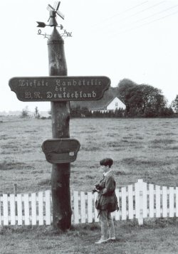 Im Gegensatz zu Erhebungen sind Tiefpunkte schlecht auszumachen. Deshalb ist in Neuendorf im Kreis Steinburg die tiefste natürliche Landstelle Deutschlands gekennzeichnet