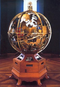 Die "Spharea Copernicana". Das mechamische Werk bildet in Inneren das Weltmodell des Kopernikus ab und ist außen mit Sternbildern besetzt. Gekrönt wird es von einer zylindrischen Anzeige von Sonnenauf- und untergang für das ganze Jahr. Es wurde under der Leitung des Hofgelehrten Adam Olearius 1656/57 von dem Mechaniker Andreas Bösch in Schleswig konstruiert