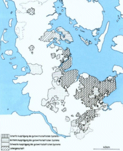 Das gutswirtschaftliche System um 1730: vertikale Linien kennzeichnen die scharfe Ausprägung, was tägliche Hofdienste durch eigens dafür gehaltenes Gesinde und Gespann als wesentliche Leistung der Bauern bedeutet; Horizontale Linien: Mittlere Ausprägung mit nur meist täglichen Hofdiensten mit eigens dafür gehaltenem Gesinde und Gespann der Bauern; gepunktete Linien: beschränkte Hofdienste; Schräge Linien: Gebiete mit Leibeigenschaft