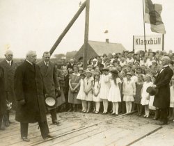 Reichpräsident Paul von Hindenburg wird auf dem Weg auf der Insel nach Westerland in Klanxbüll begrüßt