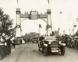 Großer Bahnhof in Westerland: Für Reichpräsident Paul von Hindenburg ist eine Ehrenpforte errichtet worden