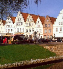 Friedrichstadt: Blick auf den Markt einer "holländischen" Stadt