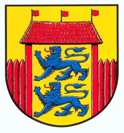 Das Husumer Stadtwappen: Tor und Palisade erinnern an das schon dem Flecken zustehende Recht, sich zu befestigen, die drei Flaggen auf dem Tor werden als Hinweis auf die ursprünglich drei Ortsteile interpretiert