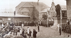 Amerikanische Soldaten übergeben am 20. Oktober 1945 den Idstedt Löwen beim Zeughausmuseum in Kopenhagen offiziell an Konig Christian X.