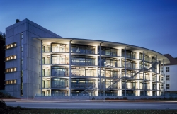 Die neue Bibliothek bei Nacht