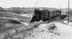 Die Dynamik des Bildes täuscht: Auch die Nordbahn fuhr 1920 eher gemächlich durch die Sylter Dünen