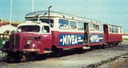 Ein auf Schienen gesetzter Borgward Sattelschlepper als "Straßenbahn": Der auch als "Nivea-Express" bekannte Zug rollte auf Sylt bis 1970