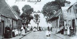 Das schleswig-holsteinische Judentum war bis zur Emanzipation kleinstädtisch. Die Postkarte von 1905 von der Flachsblumenstraße in Friedrichstadt gibt einen Eindruck. Zweite von links ist die Jette Hirsch, Ehefrau des Produktenhändlers Hartwig Ruben Hirsch