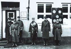 Boykott des Geschäftes von Elke Blumann in der Rendsburger Kronprinzenstraße 8 am 1. April 1933. Elke Blumann wurde 1941 nach Minsk deportiert und gilt als "verschollen". Auffällig die noch bunt zusammengesuchen Uniformen und das Schild mit den fünf Punkten: es war dem Verkehrsschild "Einfahrt verboten" nachempfunden