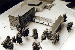 Dieser Entwurf der Hamburger Architekten Sprotte und Neve für den Wiederaufbau des Kieler Schlosses siegte 1957 im Architektenwettbewerb und wurde realisiert