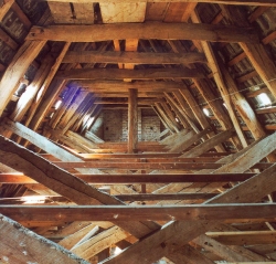 Blick in den Dachstuhl der Kirche St. Johannis von Bannesdorf auf Fehmarn. Nur mit Hilfe der Deutschen Stiftung Denkmalschutz konnte dieses Beispiel mittelalterliche Holzbaukunst erhalten werden