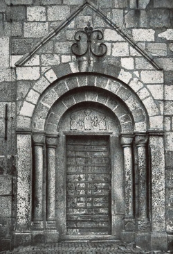 Nordportal der Granitquaderkirche in Sörup in Angeln vom Ende des 12. Jahrhunderts