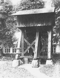 Historische Aufnahme des Glockenstapels der Kirche von Flemhude bei Kiel
