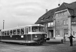 Triebwagen der Schleswiger Kreisbahn um 1960: Trotz moderner Züge waren die Tage der Kleinbahnen gezählt