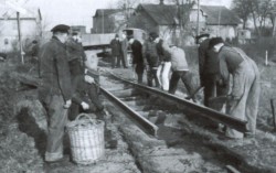 "Nu isser weg, man fehlt ihm doch!" ließen Flensburger Bürger auf eine Kranzschleife zum Ende ihrer Kreisbahn am 1.4.1953 drucken. Das Bild zeigt die Abbrucharbeiten der Schmalspurgleise im Frühjahr des gleichen Jahres.