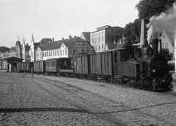 Wo Schmal- und Normalspur zusammentrafen, gab es auch kurze "Dreischienengleise" wie auf diesem circa 1950 entstandenen Bild aus Kappeln.