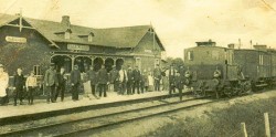 Postkarte vom Bahnhof Holligstedt-Dörpstedt um 1910. Mit der Kreisbahn war auch hier eine Bahnhofswirtschaft entstanden.