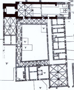St. Johannis in Schleswig: die einzige noch erhaltene Klosteranlage in Schleswig-Holstein: Im Zentrum der Kreuzgang, oben die Kirche, unterhalb des westlichen Eingangs der Kapitelsaal, unten rechts der Speisesaal - das Refektorium, an der linken unteren Seite das Amtshaus, rund um den Kreuzgang die Schlafräume - das Dormitorium