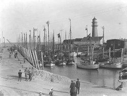 1922: Rausgeputzt zur Kutterregatta im Büsumer Hafen. Nach dem Ersten Weltkrieg erreichte die Flotte eine beachtliche Größe