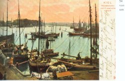 Postkarte aus Kiel um 1900. Küstenschiffe liegen vor der Einfahrt zum Bootshafen