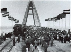 Festliche Eröffnung der Fehmarnsundbrücke im Zuge der „Vogelfluglinie“ am 30. April 1963