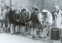 Schulspeisung in Kiel: Eine von den Briten angeordnete Notmaßnahme für Großstädte mit hohem Flüchtlingsanteil als sich Frühjahr 1946 die Hungersnot abzeichnete