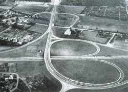 Anfang der 1960er Jahre hat das Autozeitalter endgültig begonnen: Es entstanden großzügige Straßenanlagen wie das Kreuz im Zuge der Rendsburger Ortsumgehung im Zuge der B 77 und E 3