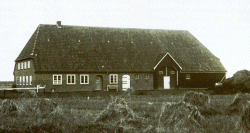 Bis zum Zweiten Weltkrieg nahm die Landgesellschaft die regionaltypischen Bauformen auf. Das Bild zeigt so eine Weiterentwicklung des Geesthardenhauses, wie sie 1938 im nordfriesischen Osewoldter Koog realisiert wurde