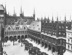 Das Lübecker Rathaus in einer Aufname von 1904