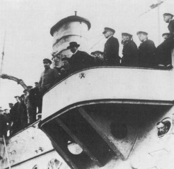 Gustav Noske (X) spricht zu den Matrosen