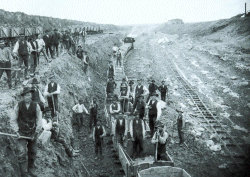 Lorenbahnen ermöglichten das Mergeln im großen Umfang. Dabei wurden auch – wie auf dieser Aufnahme, die um 1907 in der Nähe des nordfriesischen Ladelund entstand – Arbeiter aus Polen und Galizien eingesetzt