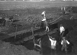 Torfstechen im Lindener Moor in den 1940er Jahren