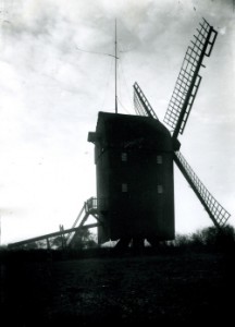 Die Süderholmer Bockmühle in Dithmarschen Anfang des 20. Jahrhunderts. Um 1909 wurde sie abgebrochen. Das Vorhaben, dort eine mit Dampfkraft betriebene Mühle einzurichten, wurde jedoch nie verwirklicht.