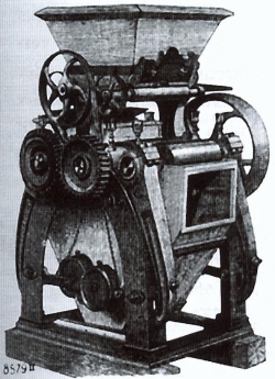 1873 erfand der Schweizer Friedrich Wegmann den „Walzenstuhl“. Gegeneinander laufende Zylinder quetschen nun das Korn. Die Technik löst die Mühlsteine ab, die zwischen Boden- und Läuferstein das Mahlgut schnitten.