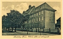 In Nordschleswig finden sich bis heute Beispiele preußischer Architektur wie das Amtsgericht in Sonderburg. Nur die Straßennamen haben gewechselt. Aus der „Kaiser-Wilhelm-Allee“ wurde 1920 der „Kongevej“.