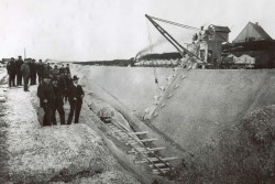 Die Grube Saturn gehörte im Ursprung zum Zementwerk von Brunsbüttel. Sie wurde dann aufgegeben und ist heute reaktiviert und die zur Zeit einzige Grube, die noch ausgebeutet wird.