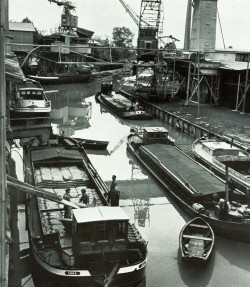 Reger Betrieb auf dem Kanal bei der Breitenburger Fabrik 1955