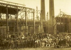 Gruppenbild der Erbauer: Einer der ersten Drehöfen ist fertiggestellt
